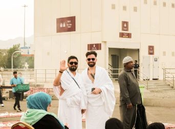 “Kaba Travels Inc Umrah group wearing Ihram at Masjid al-Haram” “Pilgrims guided by Kaba Travels Inc in Ihram for Umrah from USA” “Umrah pilgrims in Ihram clothes supported by Kaba Travels Inc team”