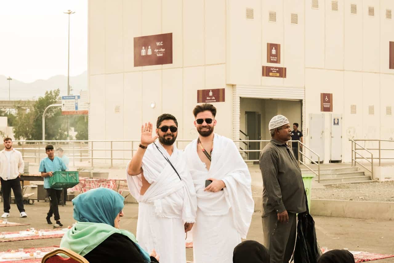 “Kaba Travels Inc Umrah group wearing Ihram at Masjid al-Haram” “Pilgrims guided by Kaba Travels Inc in Ihram for Umrah from USA” “Umrah pilgrims in Ihram clothes supported by Kaba Travels Inc team”